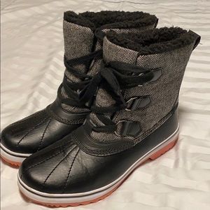 Like new size 8 weatherproof insulated boots.